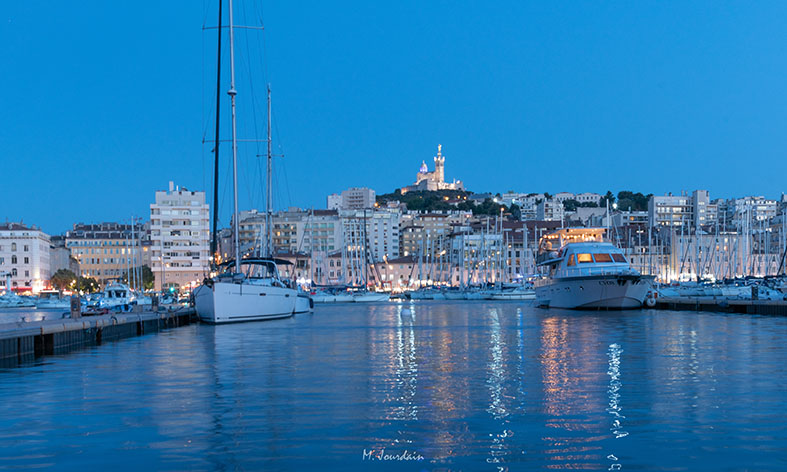 Réalisation de photographies de l'Agence de communication digitale à La Ciotat spécialisée dans la création de site web réalisées à Marseille by night en juin 2021