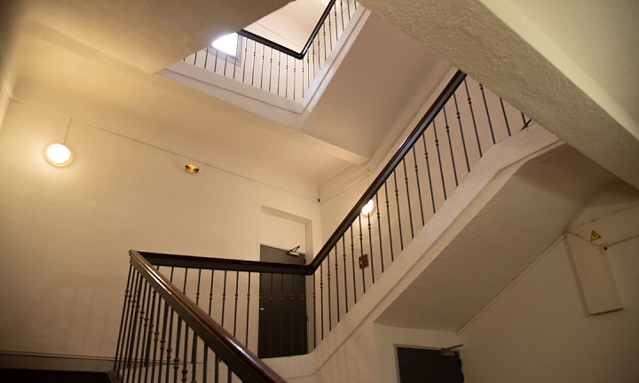 Photographie des escaliers de la résidence de la providence réalisée par l'Agence de communication digitale à La Ciotat spécialisée dans la création de site